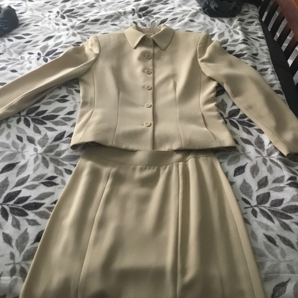 Jacket and matching skirt Jones of New York